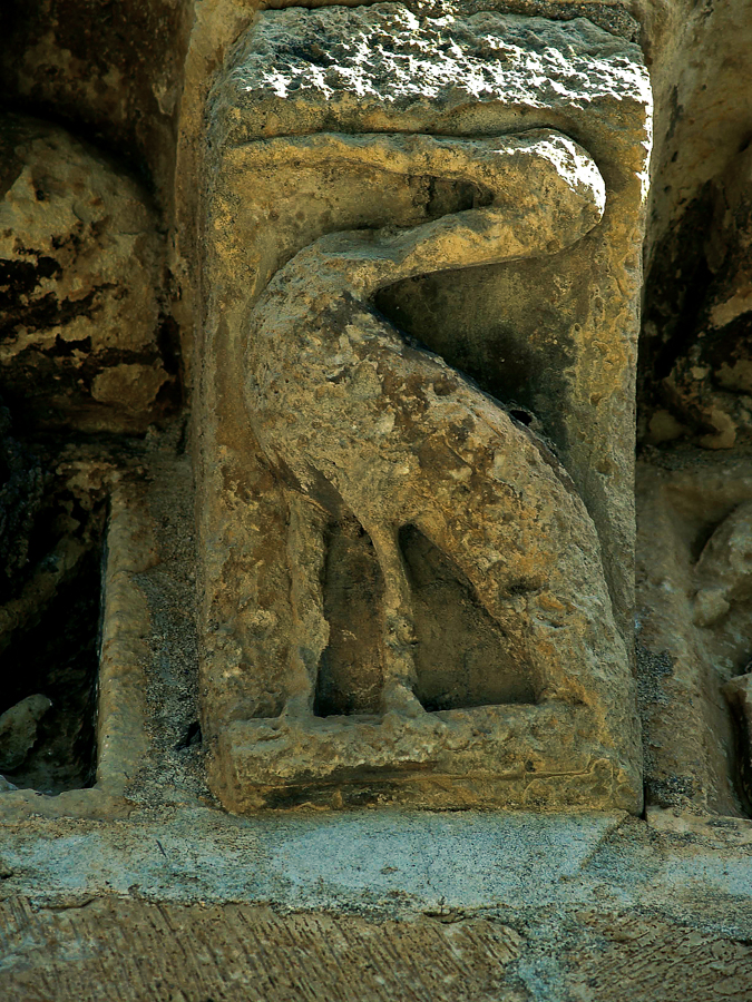 Ibis en una de las metopas del portico de la iglesia de San Miguel en la localidad segoviana de Sotosalvos