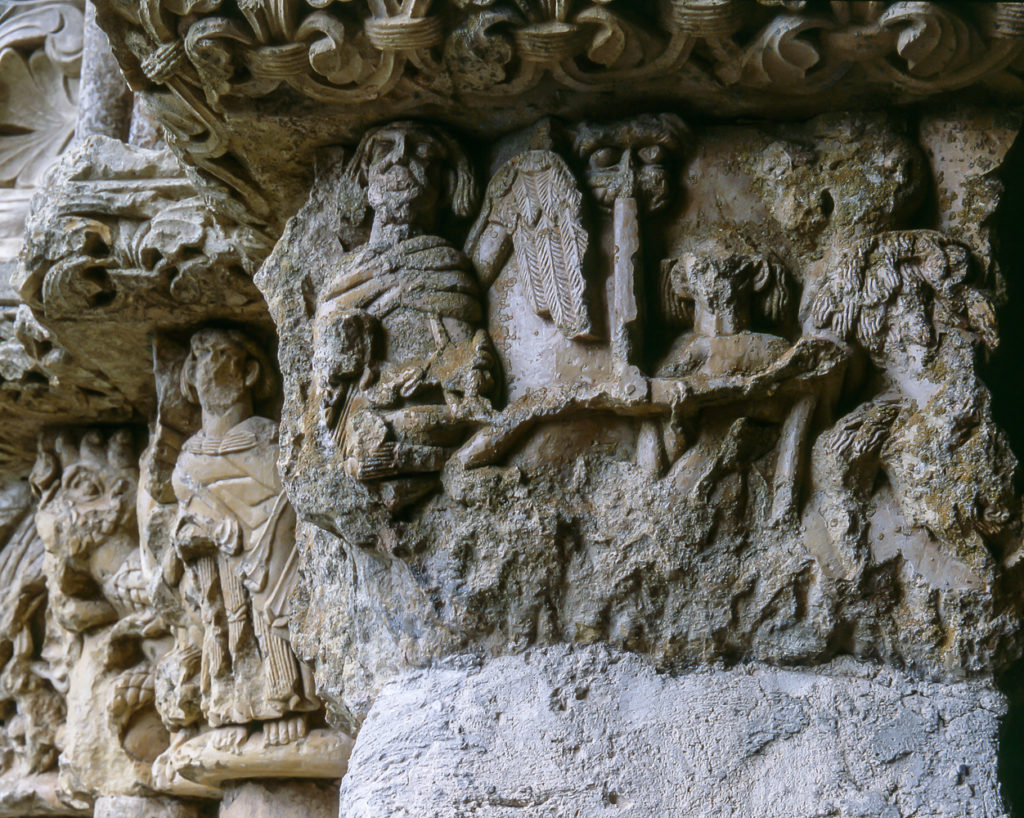 A pesar del grave deterioro del capitel aun se puede distinguir la escena de la psicostasia junto a la portada de la iglesia de Santa Cecilia de Vallespinoso de Aguilar Palencia
