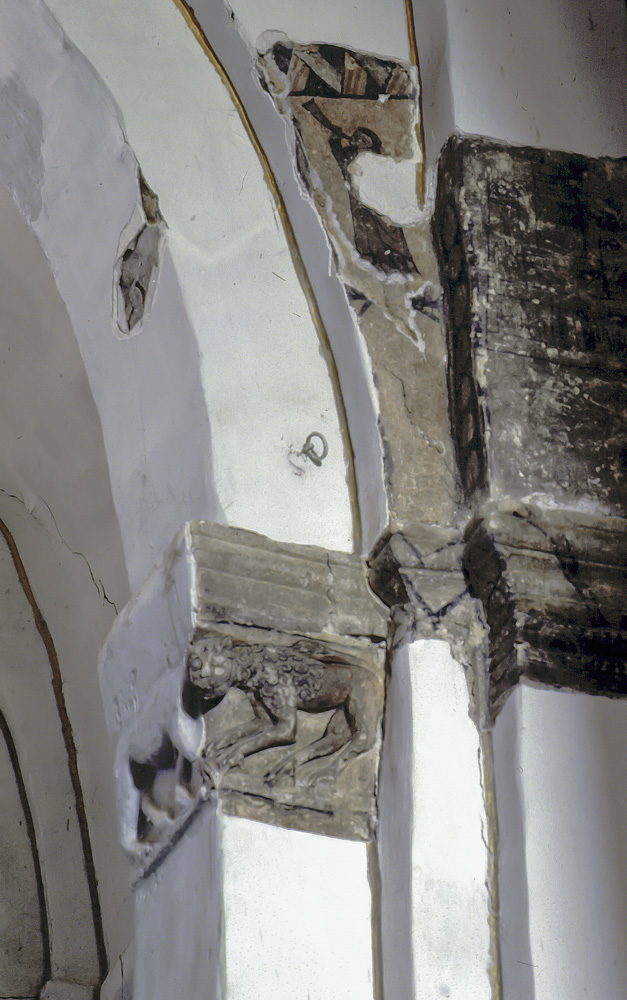 Detalle de un capitel y restos de policromia en la iglesia de Santa Juliana de Villarmentero de Esgueva