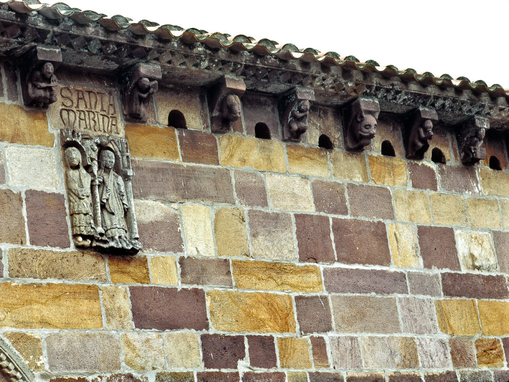Detalle del alero de la fachada sur en Santa Maria de Yermo