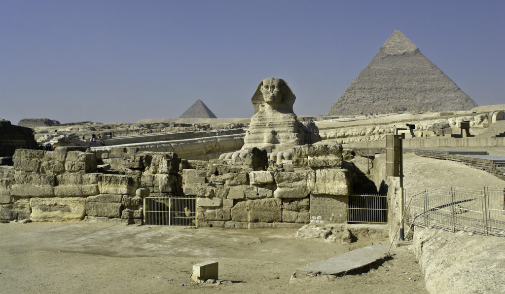 Necropolis de Gizeh en el Cairo con la Esfinge guardiana de la meseta y las piramides al fondo