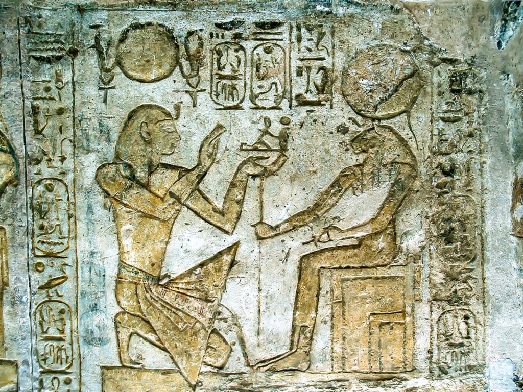 Ramses II ante la diosa Sejmet en una pintura mural del templo de Wadi el Sebua reubicado en las orillas del lago Nasser